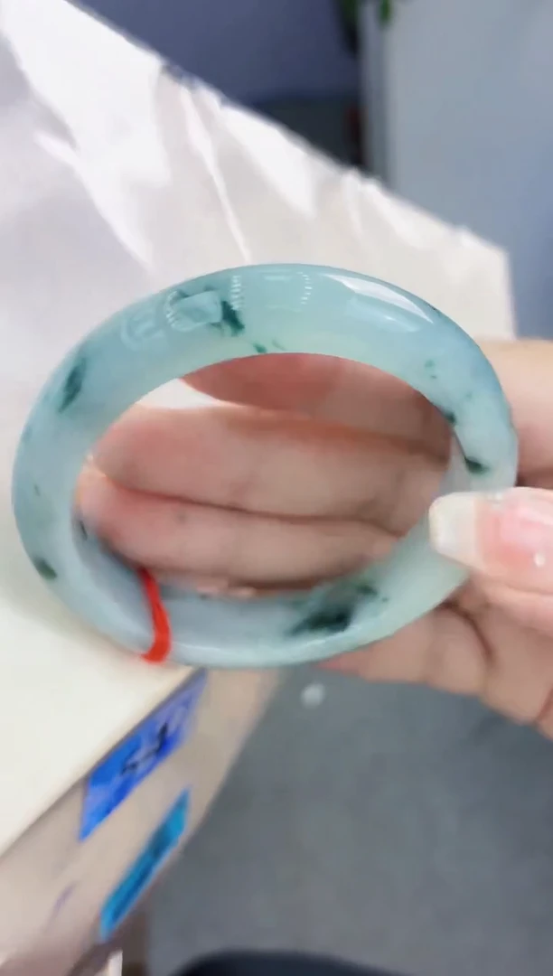 翡翠手镯未镶嵌翡翠手镯