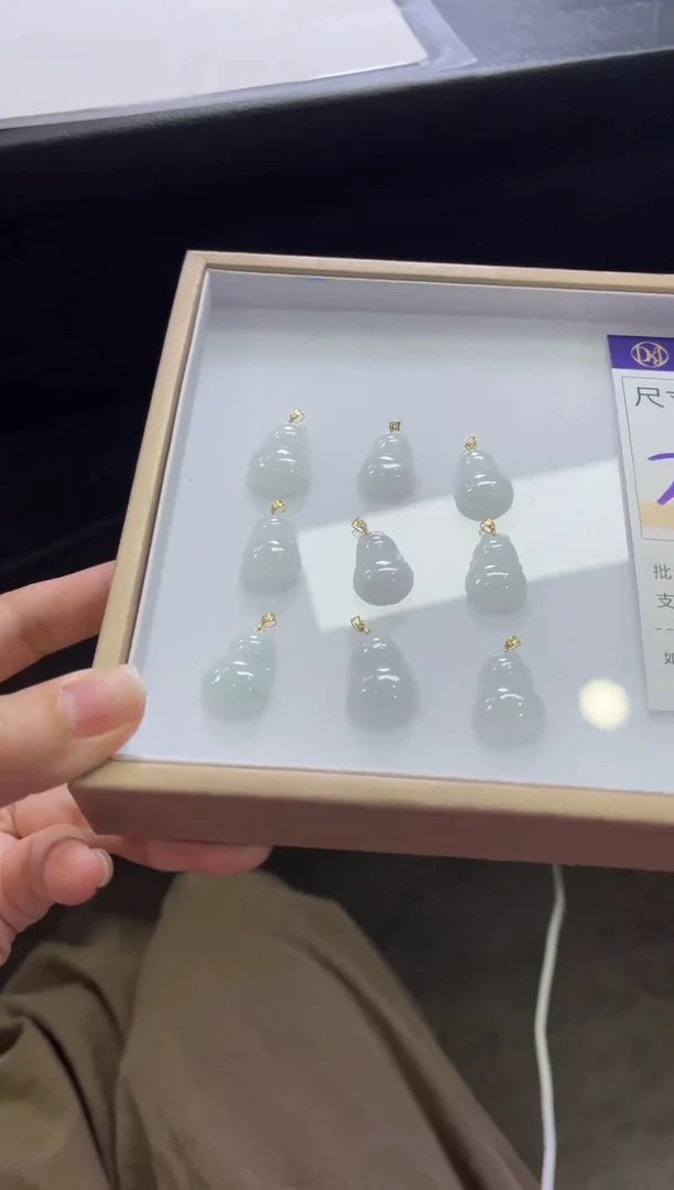 颈饰18K金镶嵌翡翠B15/多样性发一件/配绳子