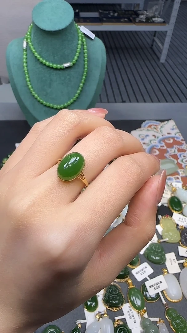 18K金镶嵌戒指和田玉1