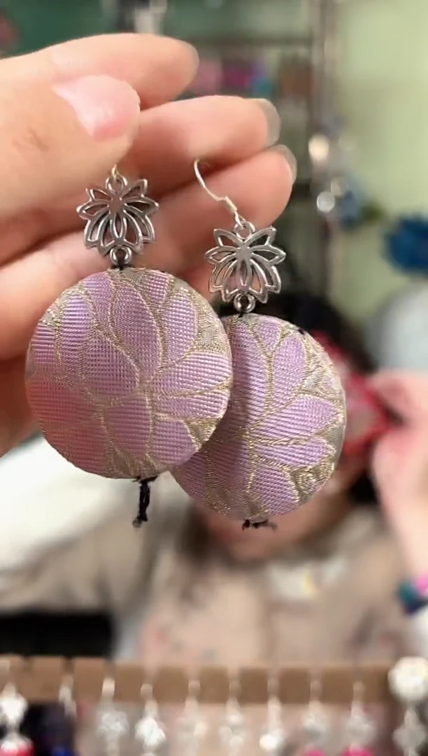 蓝****部彩云南阁非遗老绣饰品577*