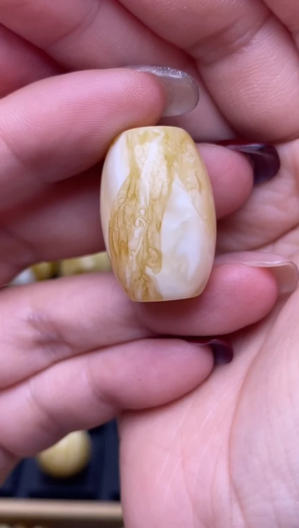 【闪购商品】琥珀裸石未镶嵌月.37