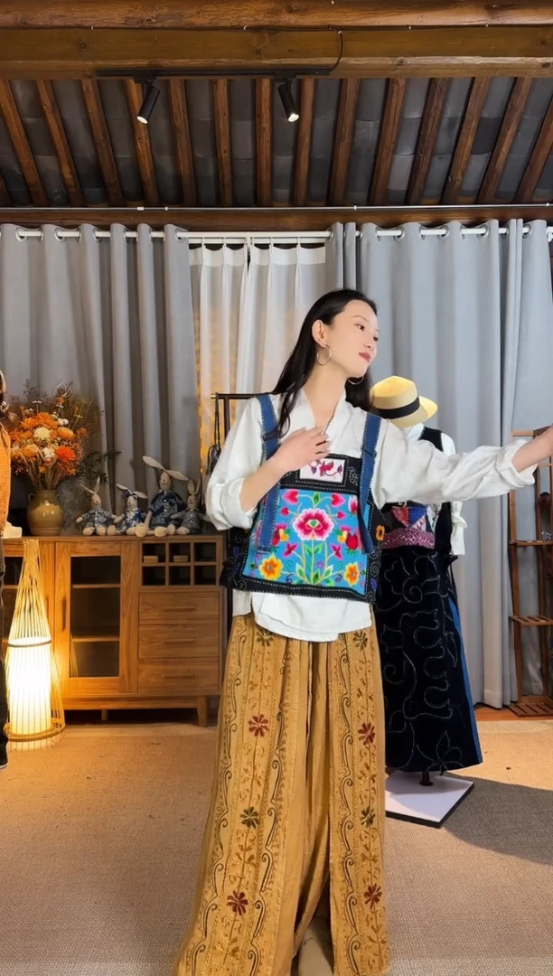 【闪购商品】设计师款背带老绣马甲
