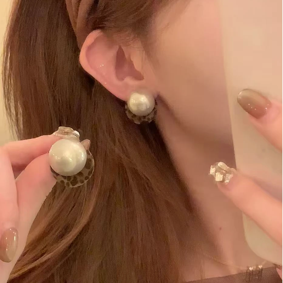 铜合金绒毛耳饰 秋冬轻奢复古豹纹珍珠耳环女气质高级感耳针耳饰