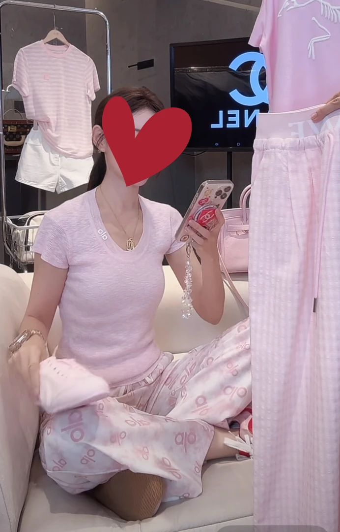 【清货结业】纸片人2025夏季新款纹理感U领薄款显瘦针织短袖上衣