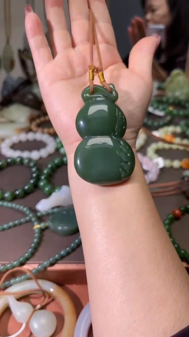 颈饰未镶嵌和田玉（碧玉）1