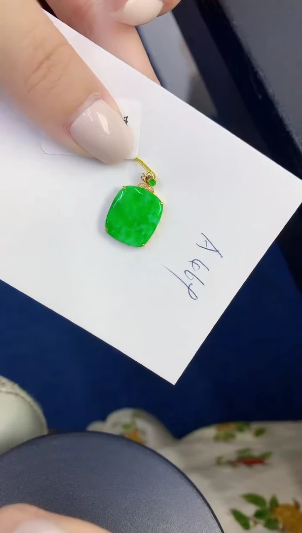 颈饰18K金镶嵌翡翠缅甸天然翡翠A货