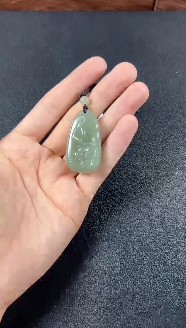 和田玉未镶嵌吊坠(赠链)且末微色差近矿吊坠