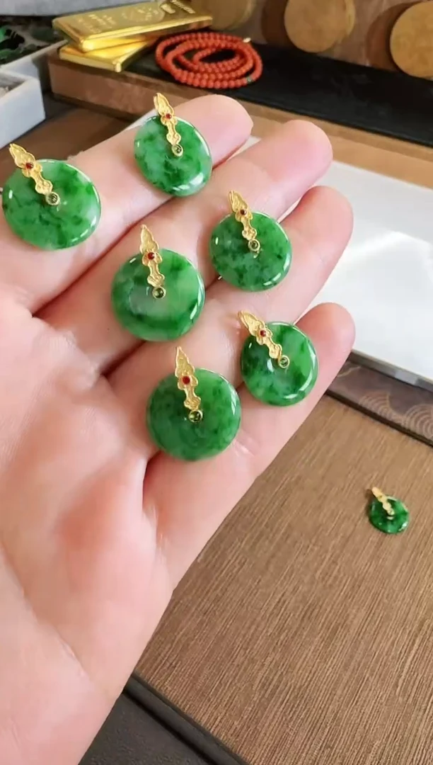 翡翠18K金镶嵌吊坠(不含链)吊坠 多样性发货 发一个