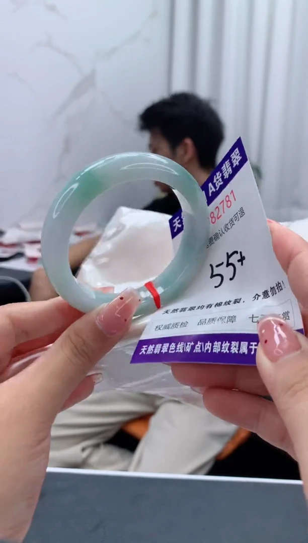 未镶嵌手镯翡翠有纹，完美者勿拍