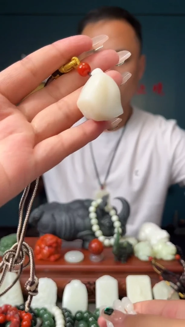 和田玉未镶嵌颈饰吊坠