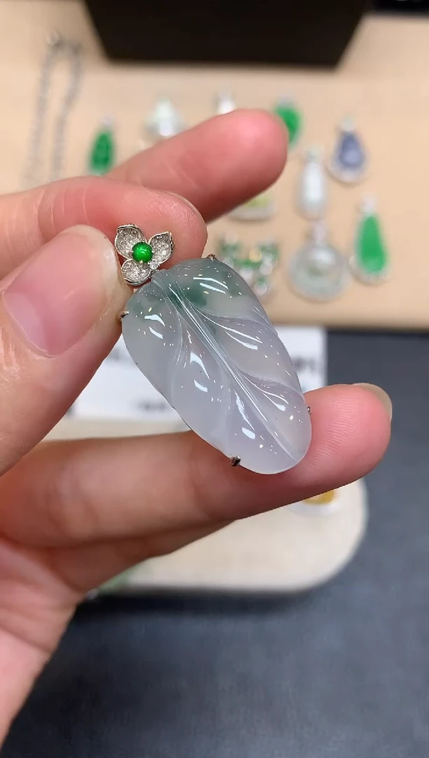 颈饰18K金镶嵌翡翠树叶【无服务费