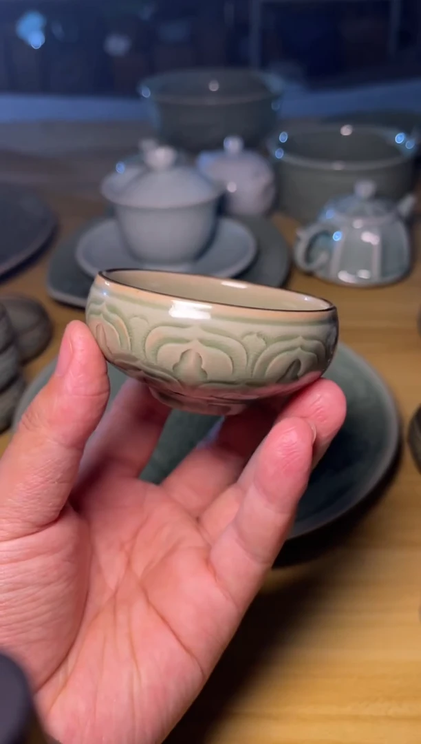 瑕疵 尖-莲瓣金钵1只