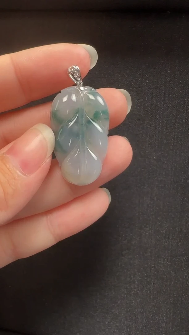 颈饰18K金镶嵌翡翠947叶子一个