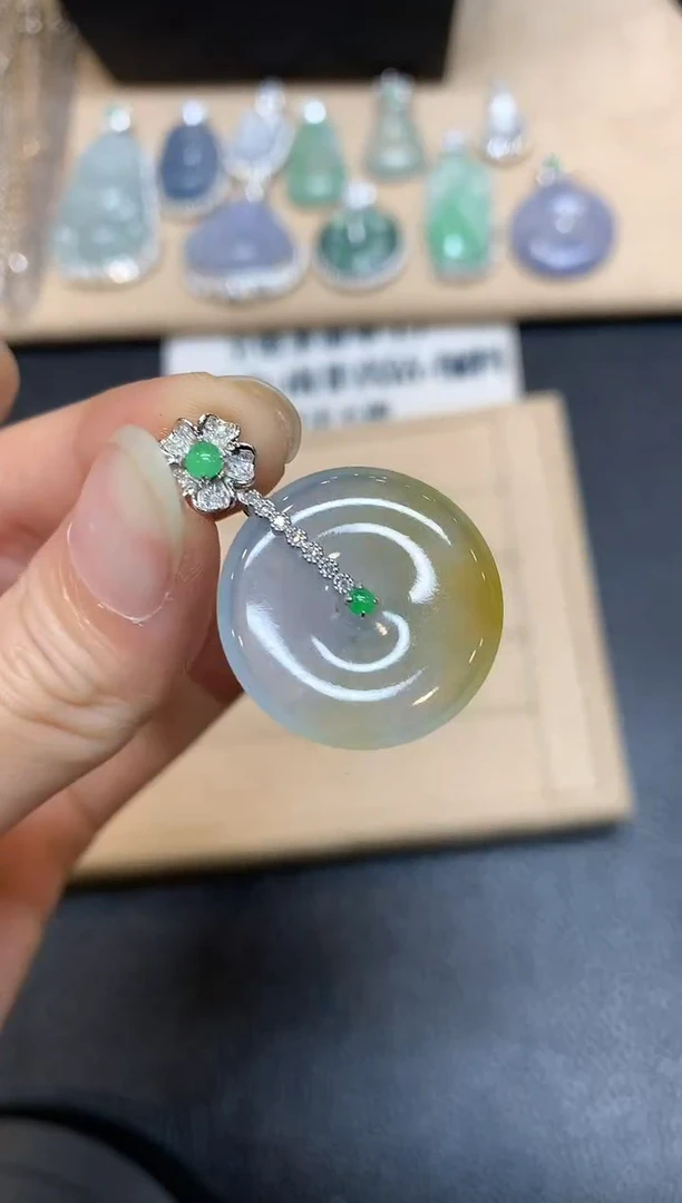 【闪购商品】翡翠颈饰18K金镶嵌平安扣【无服务费