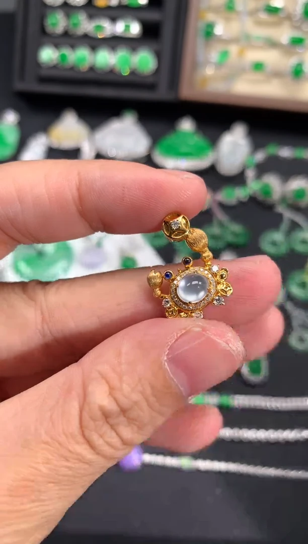 颈饰18K金镶嵌翡翠螃蟹