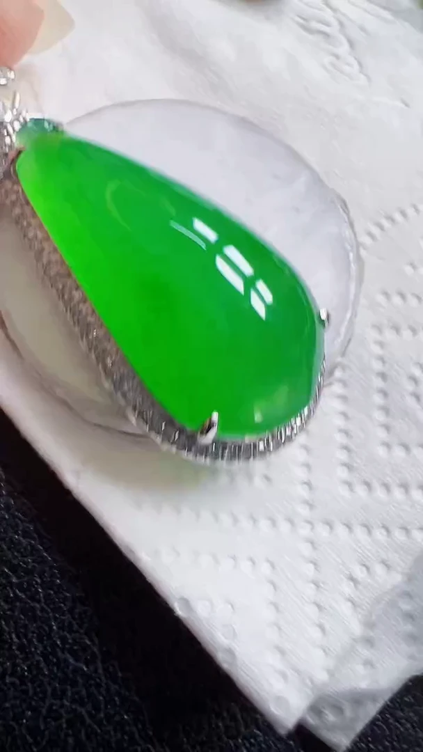 颈饰18K金镶嵌翡翠瓜