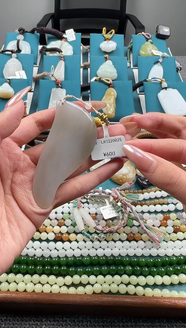 颈饰未镶嵌和田玉刮板 LR