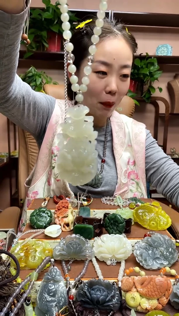 未镶嵌岫玉颈饰·