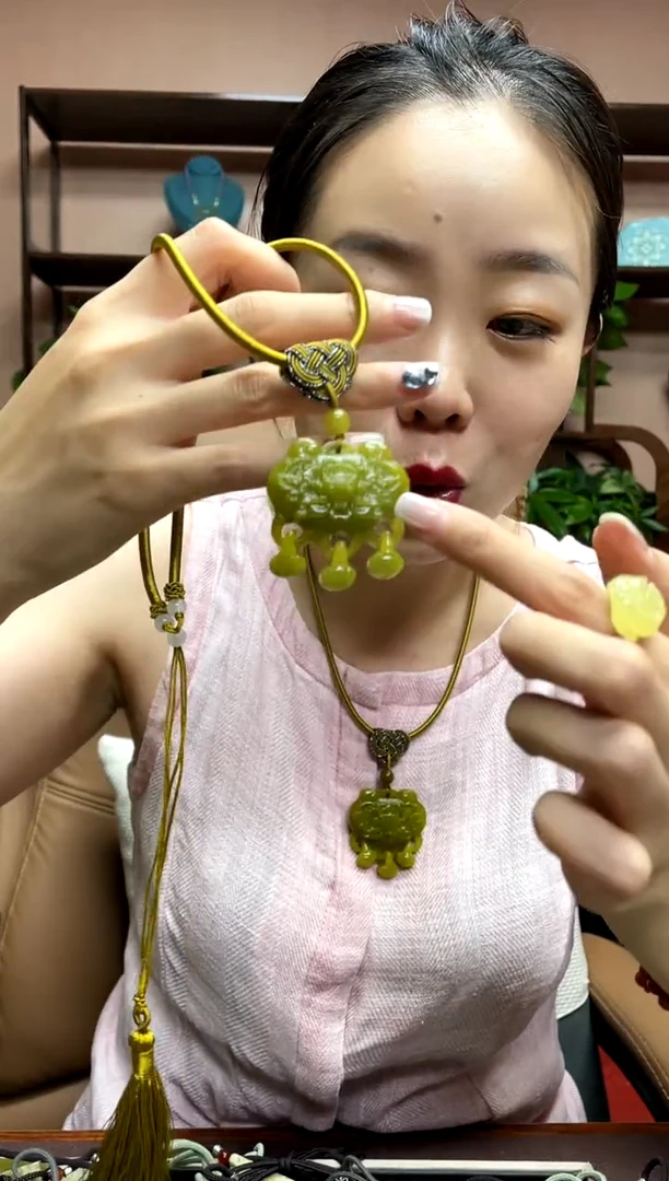 岫玉未镶嵌吊坠多样性发货发其中之一