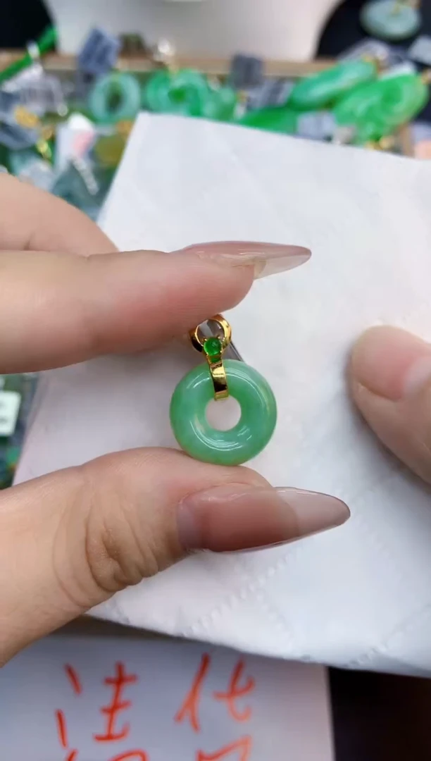 翡翠未镶嵌颈饰1