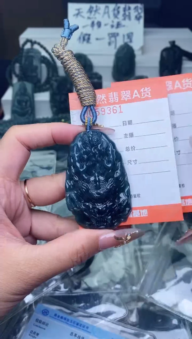 翡翠未镶嵌颈饰