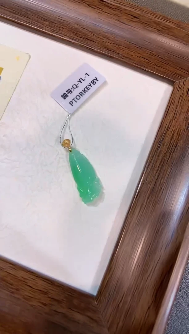 颈饰18K金镶嵌翡翠鱼鱼