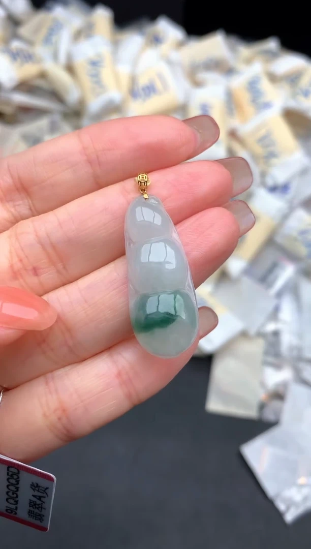翡翠挂件18K金镶嵌一
