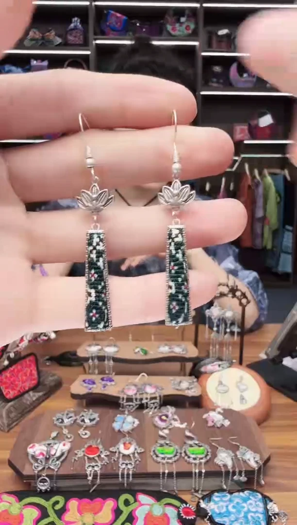 织绣124蒙阿苏苗绣传承店