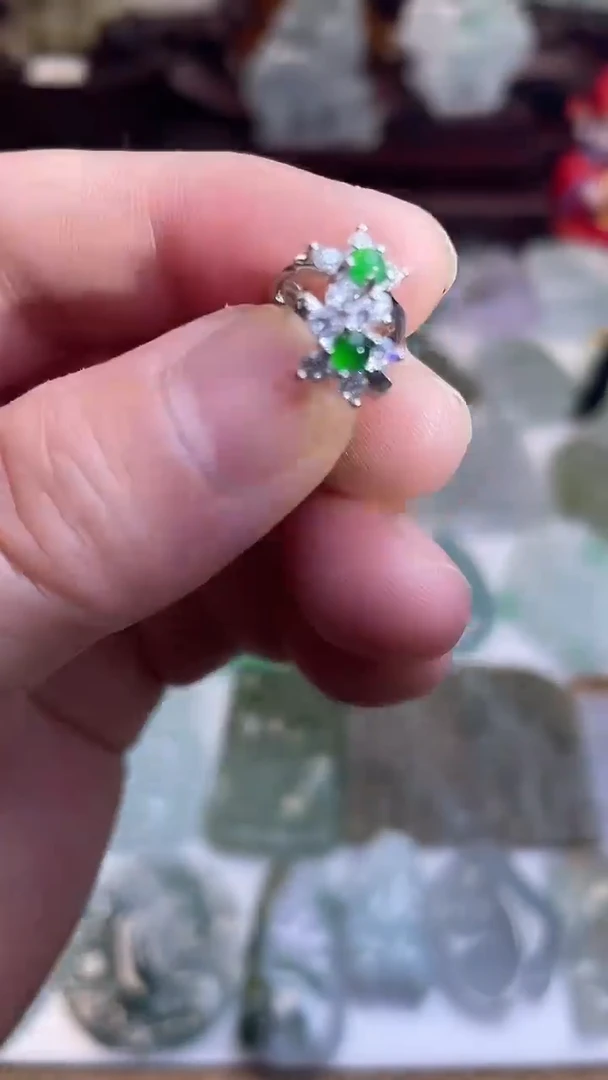 颈饰银S925镶嵌翡翠耳钉