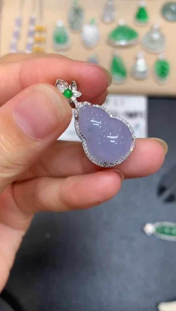 颈饰18K金镶嵌翡翠葫芦【无服务费