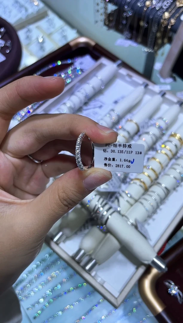 铂Pt950镶嵌合成钻石排戒