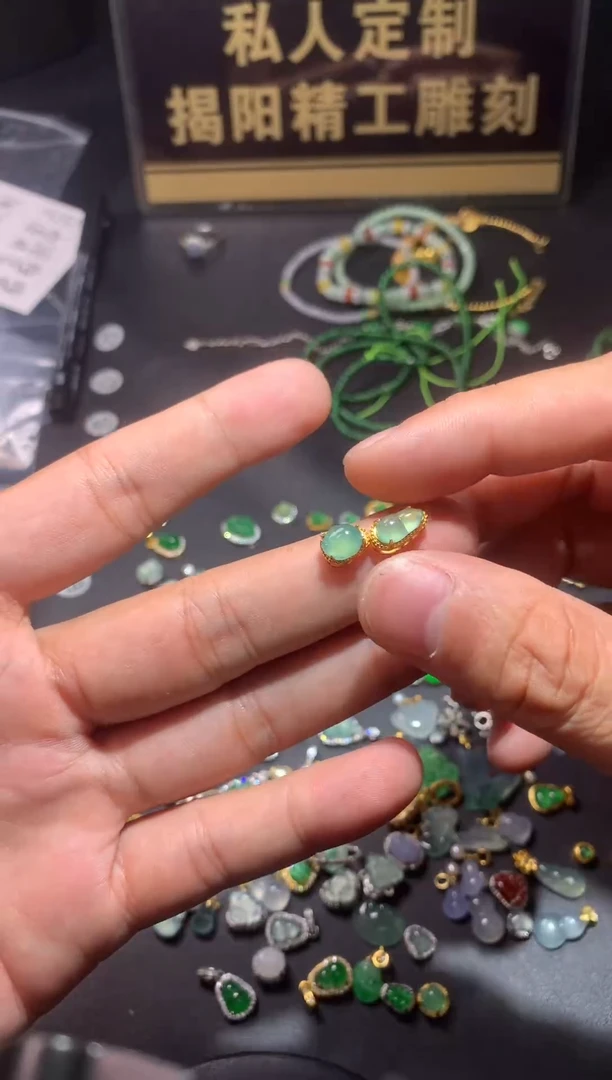 翡翠银S925镶嵌颈饰在****里1