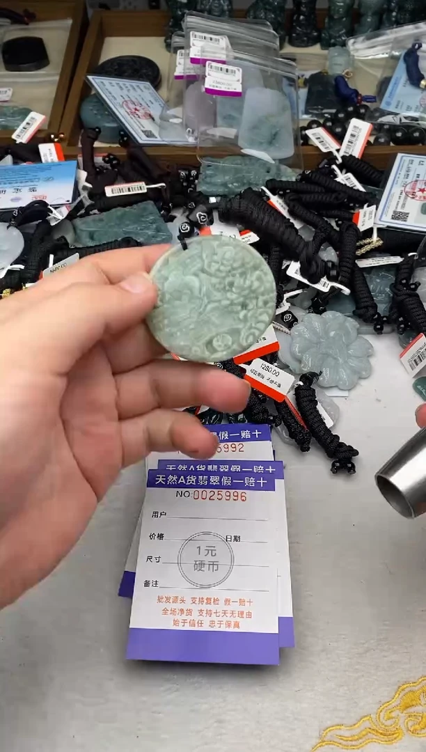 翡翠未镶嵌颈饰 多样性发其一