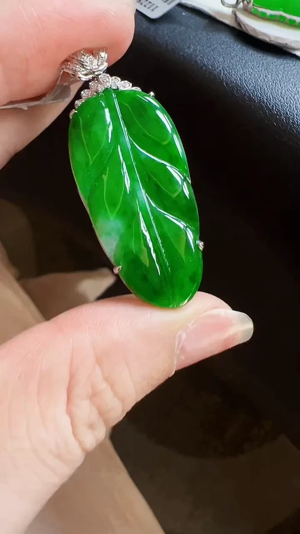 颈饰18K金镶嵌翡翠叶子