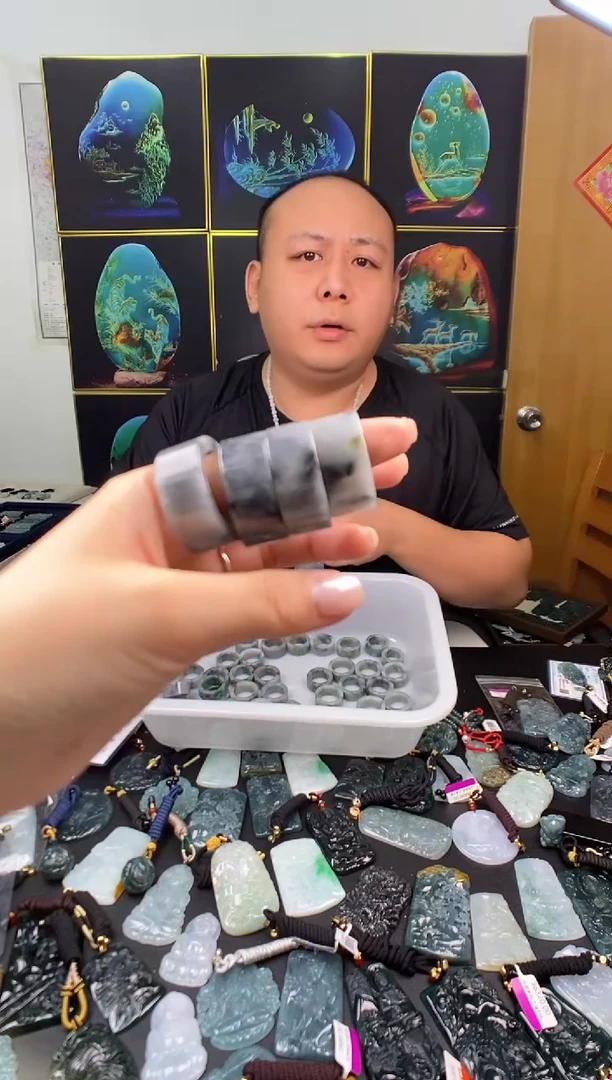 翡翠未镶嵌颈饰多样性发其一