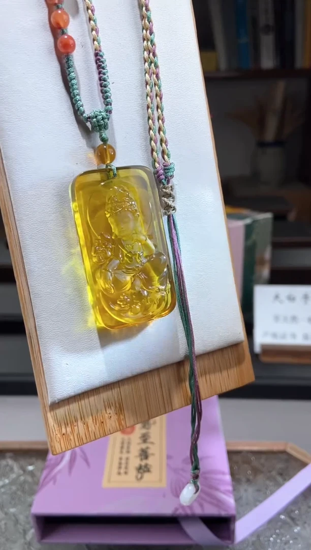 琥珀颈饰未镶嵌金蓝珀大势至菩萨