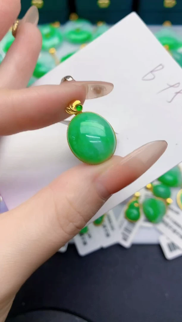 颈饰18K金镶嵌翡翠缅甸天然翡翠A货
