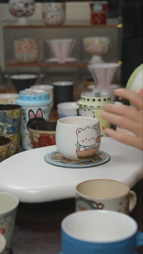 陶瓷小熊猫手握杯