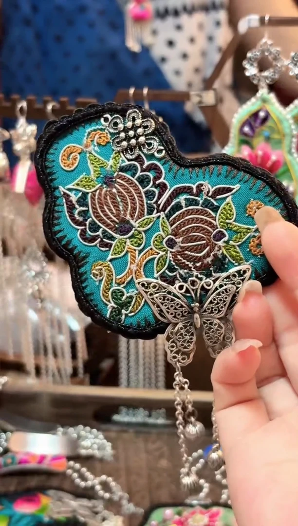 织绣云织谣民族风精美饰品   130