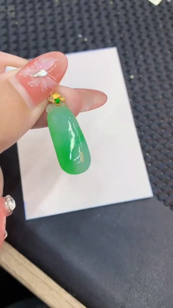 颈饰18K金镶嵌翡翠1