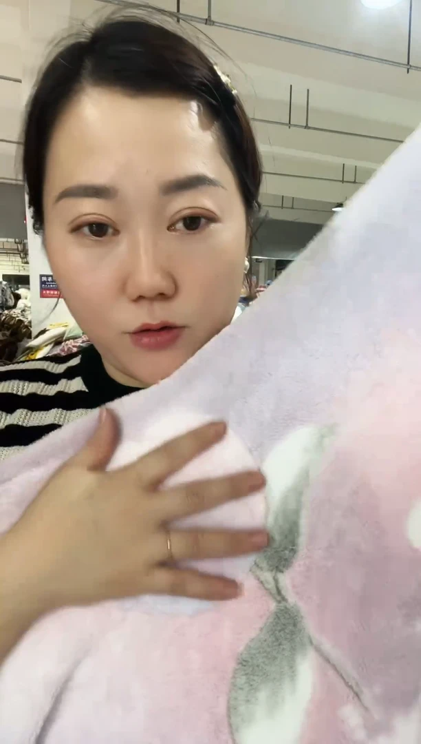 混纺主播手上拿的产品