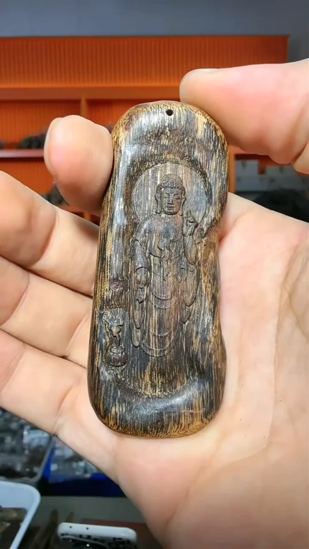 沉香吊坠105号红土双面雕菩萨多样性发一