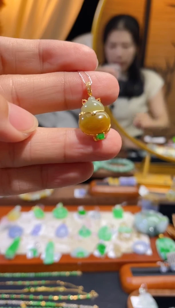 颈饰18K金镶嵌翡翠葫芦