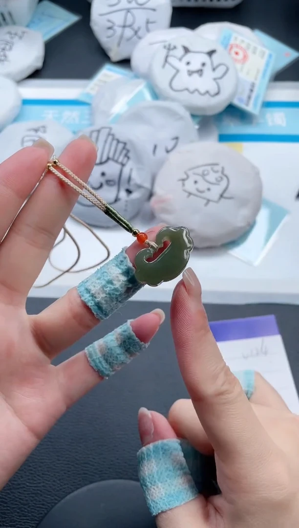 和田玉未镶嵌颈饰光面