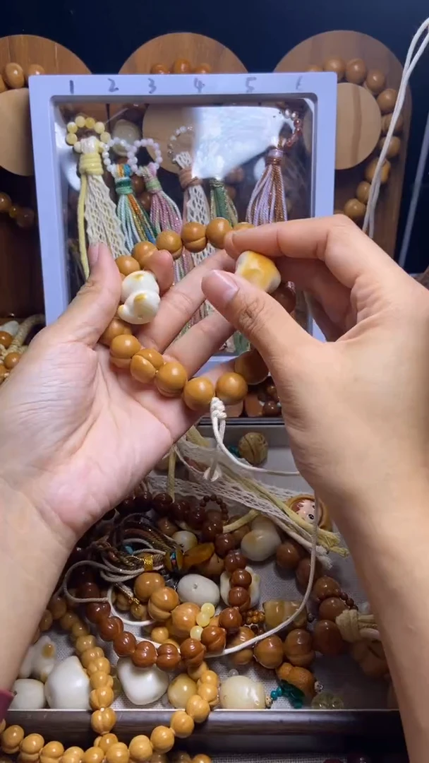 手串猴头核桃C****️全品原皮泡芙星星小熊奶油流苏手持