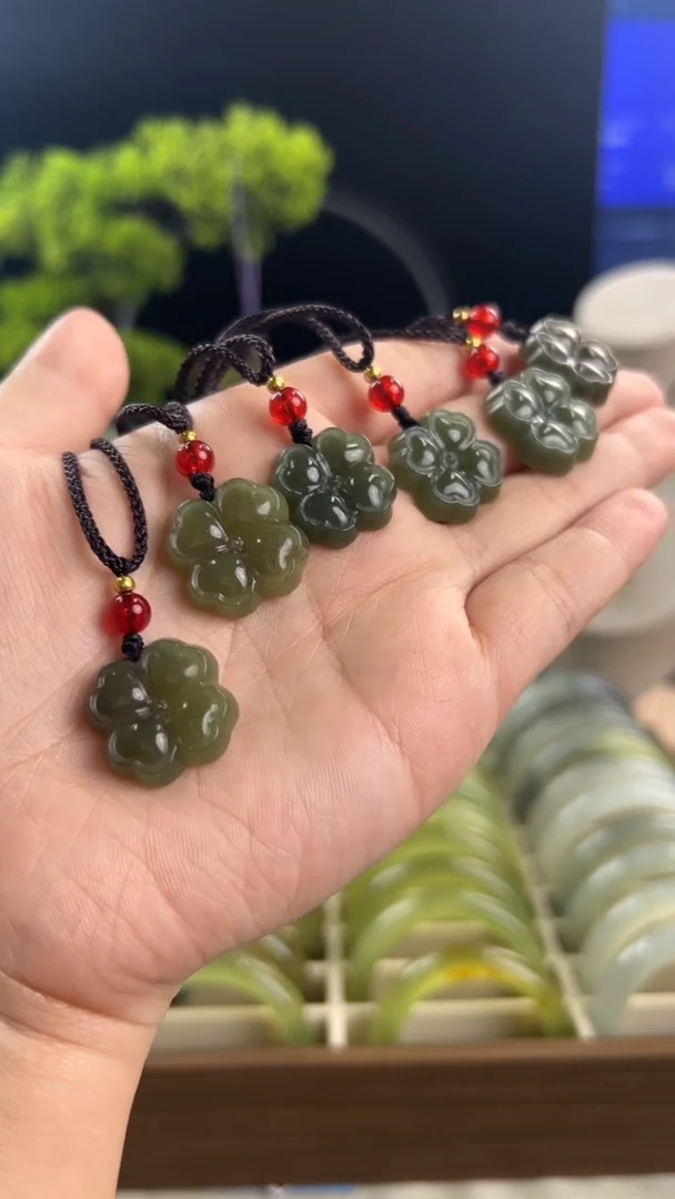 吊坠(赠链)未镶嵌和田玉（青玉）四叶草