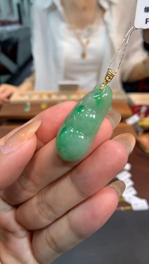 翡翠18K金镶嵌颈饰福豆