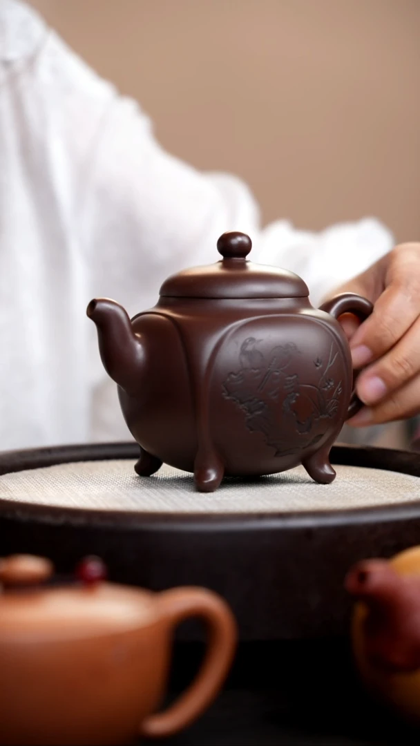 茶壶紫砂革紫泥四足鼎盛静心刻绘款
