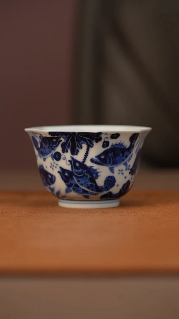 又见春风鱼藻纹八方杯