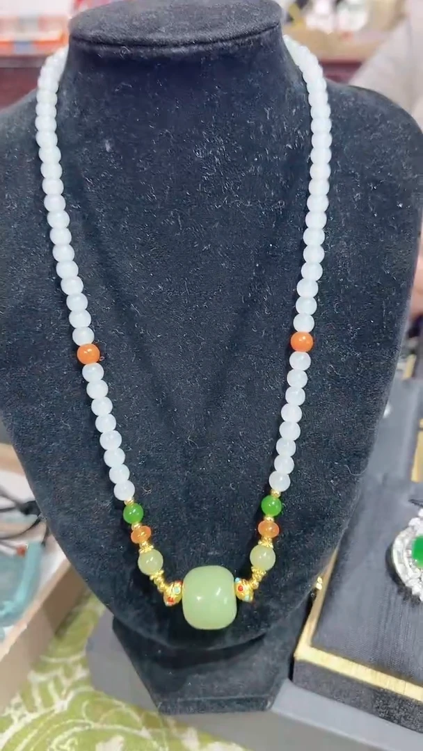 颈饰未镶嵌石英质玉2025120417